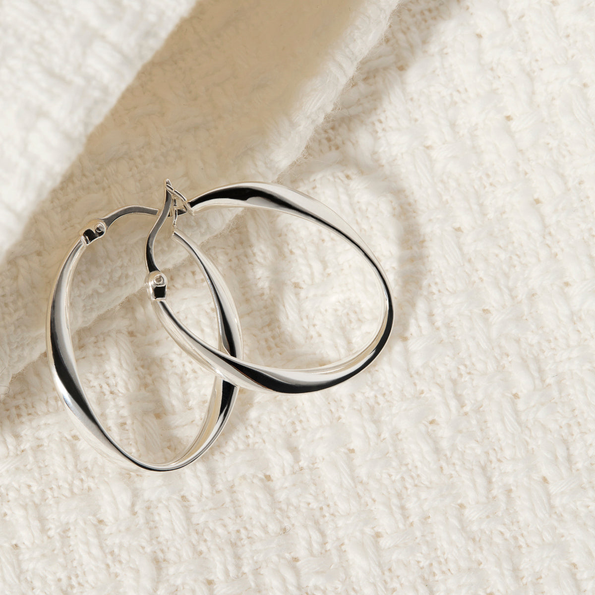 Cinta Hoop Oval Shape Silver Earring 2