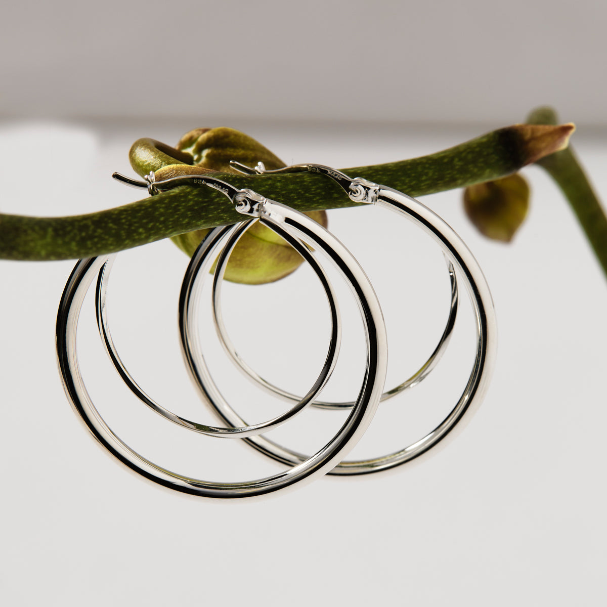 2.5mm Whirlpool Hoop Silver Earring 2