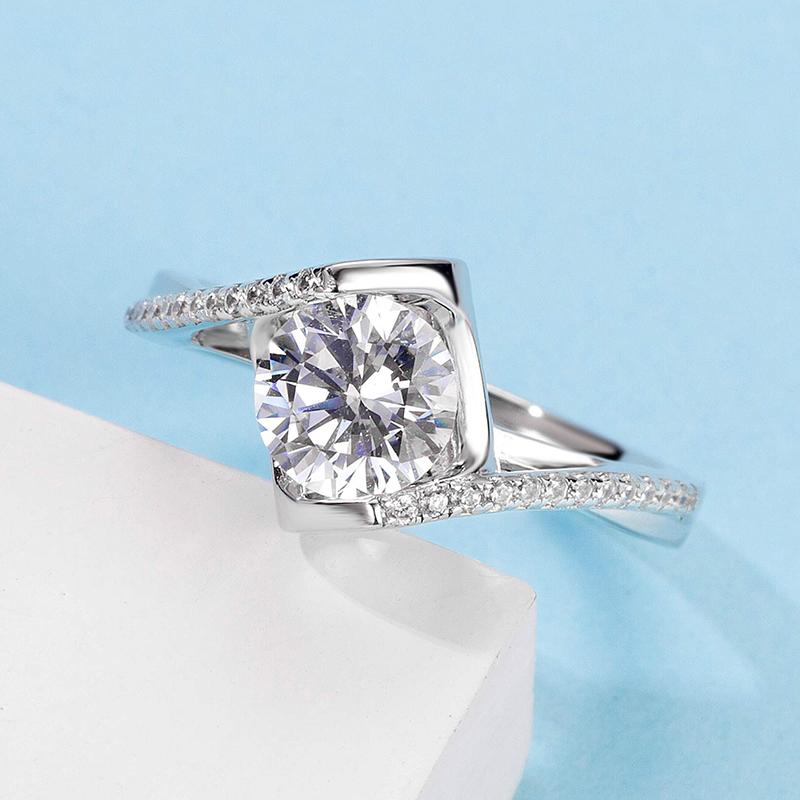 925 Sterling Silver Classic Round Cut CZ Angle Solitaire Ring 6